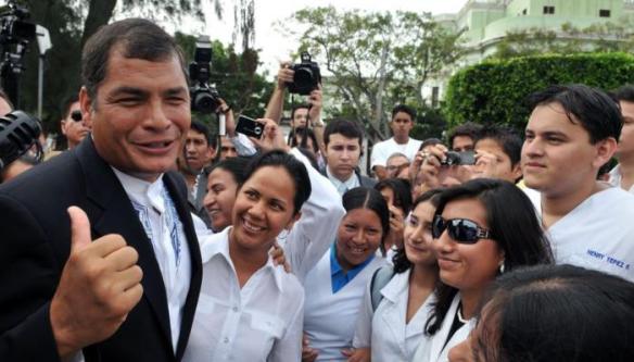 correa with cuban doctors in ecuador