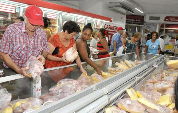 cubans welcome reduction in food prices.jpg