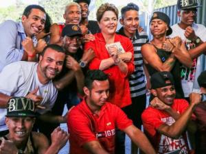 dilma with young afro brazilians